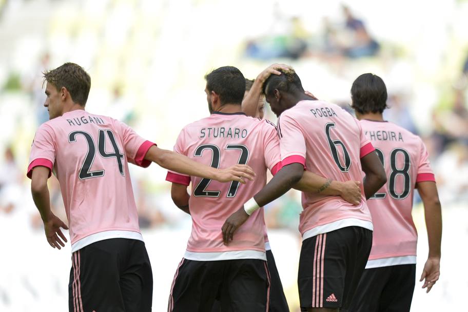 Khedira, Sturaro e Rugani abbracciano Paul Pogba dopo il gol del vantaggio della Juventus. LaPresse